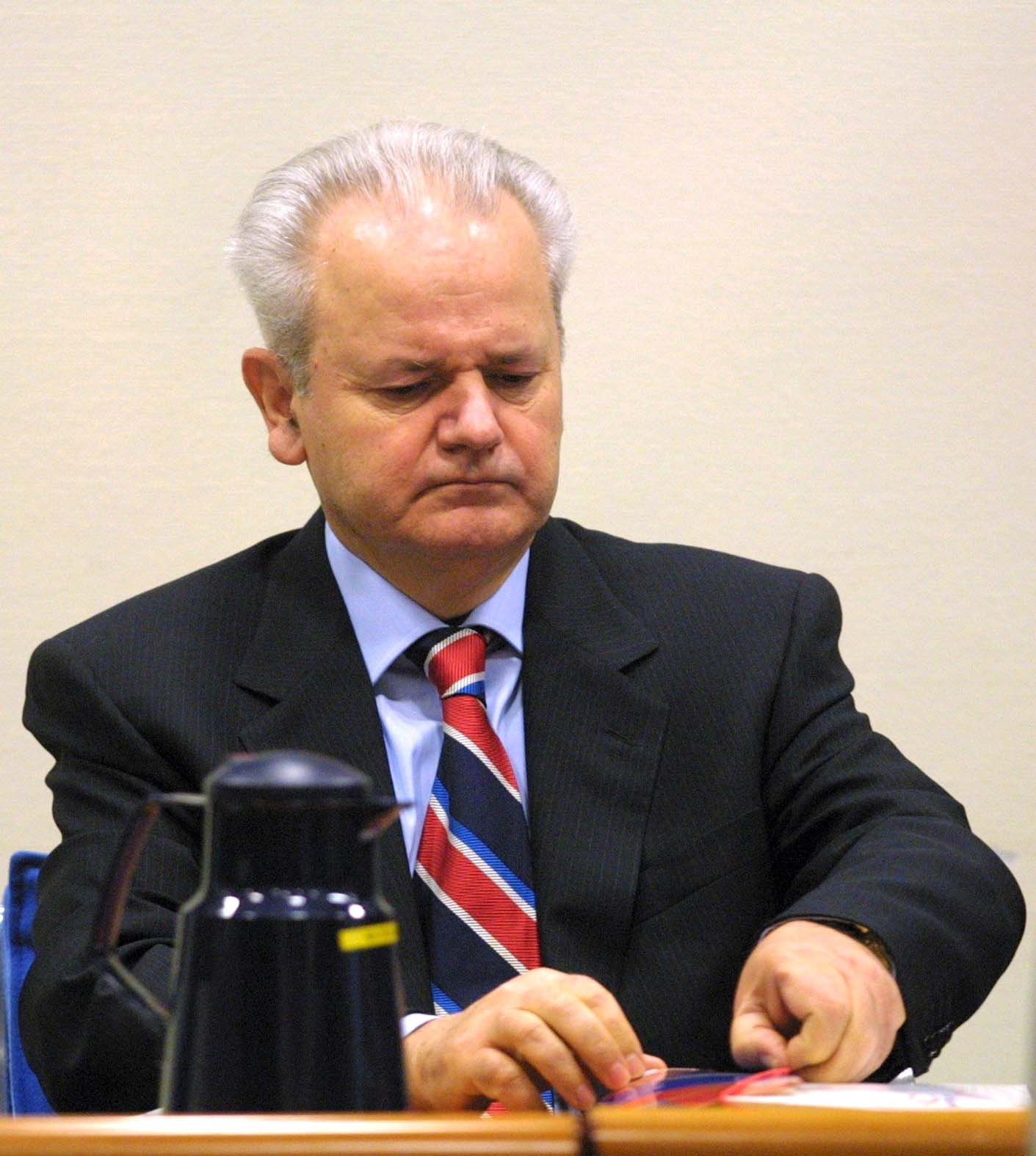 Slobodan Milošević "Postoji spomenik Draži Mihailoviću, pa se Nišlije ne bune": Slobodan Milošević u niškom SPS dobio spomen salu, najavljeni spomenik i bulevar 8