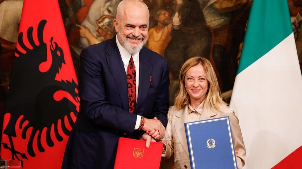 Nastavak ''romanse'': Edi Rama kleknuo pred Meloni i dao joj poklon 1 Nastavak ''romanse'': Edi Rama kleknuo pred Meloni i dao joj poklon 1