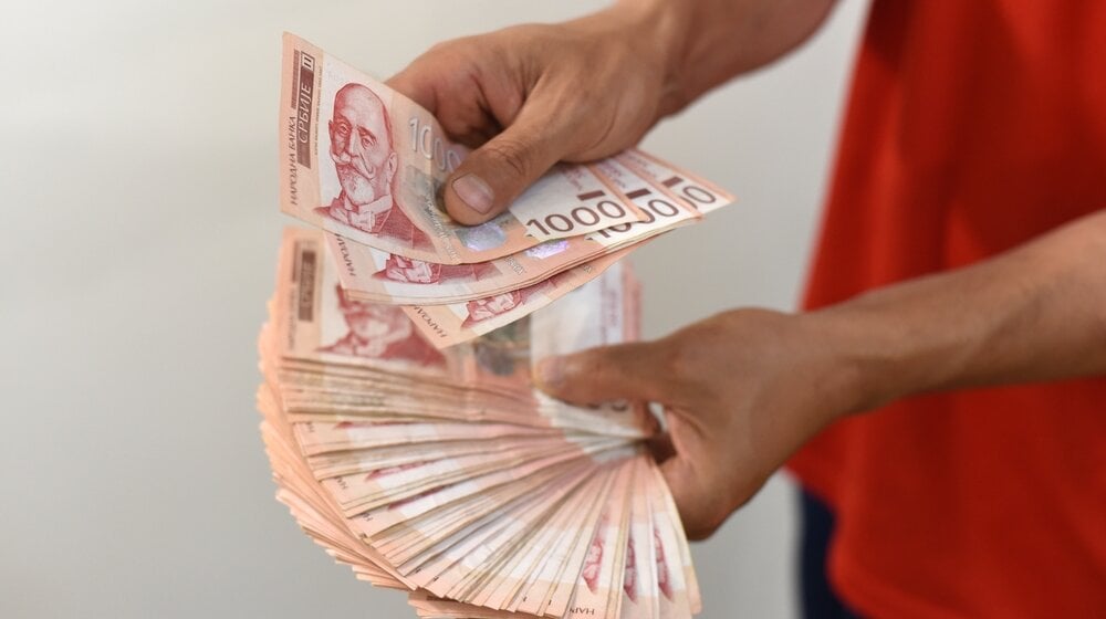 Prosečna plata u februaru za oko 4.000 dinara niža od januarske 1 Prosečna plata u februaru za oko 4.000 dinara niža od januarske 1