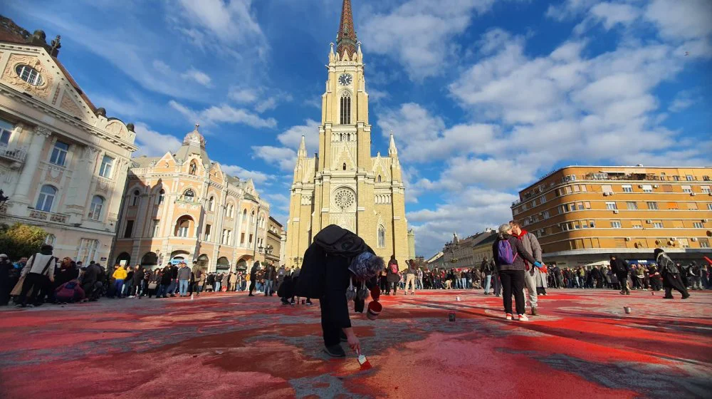 (FOTO / VIDEO) Završen protest u Novom Sadu: Trg slobode obojen u crveno, ostavljena glavna poruka "ruke su vam krvave" 1 (FOTO / VIDEO) Završen protest u Novom Sadu: Trg slobode obojen u crveno, ostavljena glavna poruka "ruke su vam krvave" 1