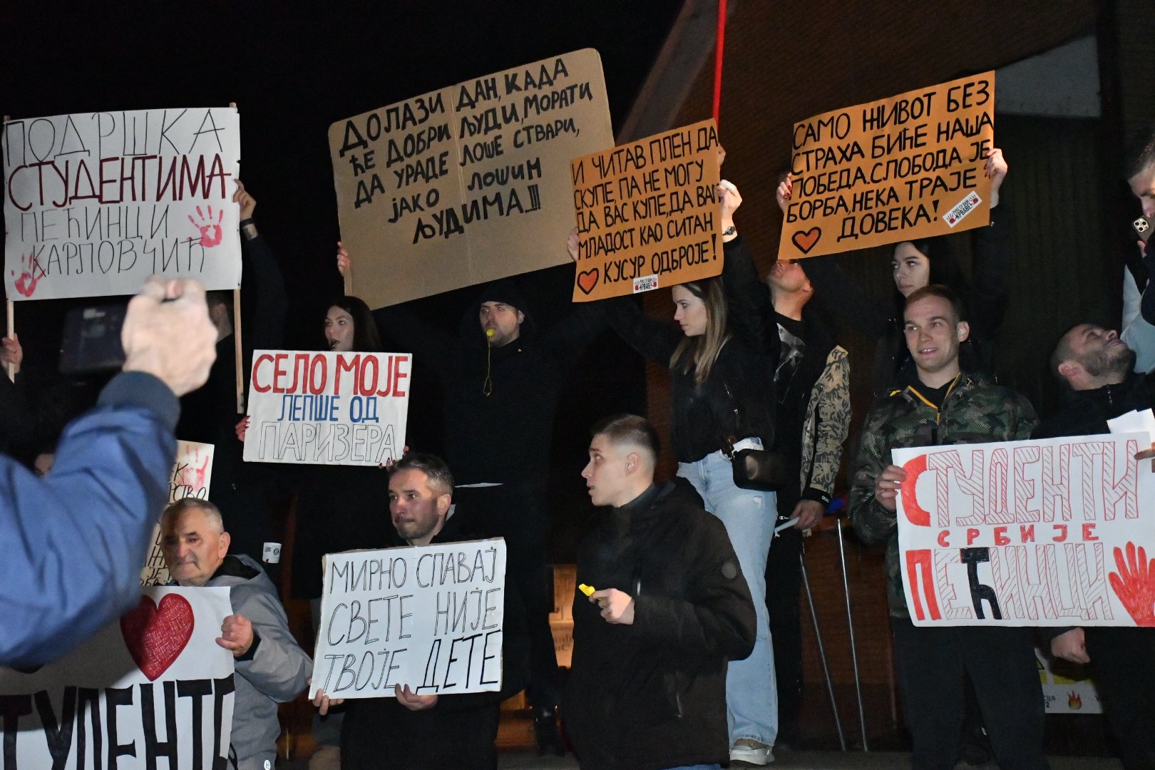 Odražan protest studenata u Pećincima, jednom od najtvrđih upozišta SNS u Vojvodini (VIDEO, FOTO) 3 Odražan protest studenata u Pećincima, jednom od najtvrđih upozišta SNS u Vojvodini (VIDEO, FOTO) 3