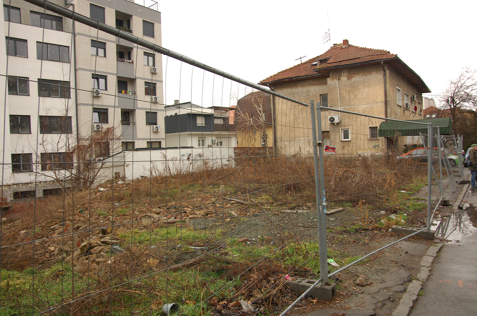 "Mi molimo za naše, ne za tuđe": Stanari zgrade koja se urušila pre skoro četiri godine i dalje u privremenom smeštaju (FOTO) 3 "Mi molimo za naše, ne za tuđe": Stanari zgrade koja se urušila pre skoro četiri godine i dalje u privremenom smeštaju (FOTO) 3