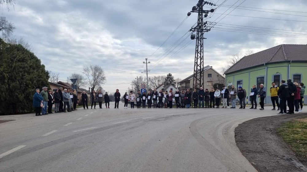 Meštani Lukićeva na 15 minuta odali poštu nastradalima u padu nadstrešnice 1 Meštani Lukićeva na 15 minuta odali poštu nastradalima u padu nadstrešnice 1