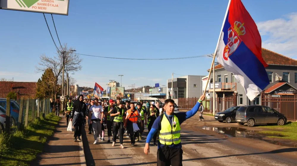 Studenti koji pešače ka Beogradu u Pančevu odali počast stradalima u Novom Sadu 1 Studenti iz Niša put za Beograd