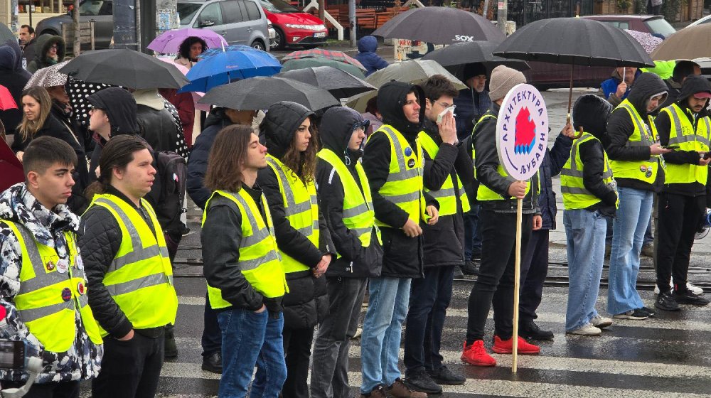 Građani u više gradova odali poštu za stradale na novosadskoj železničkoj stanici 1 Građani u više gradova odali poštu za stradale na novosadskoj železničkoj stanici 1