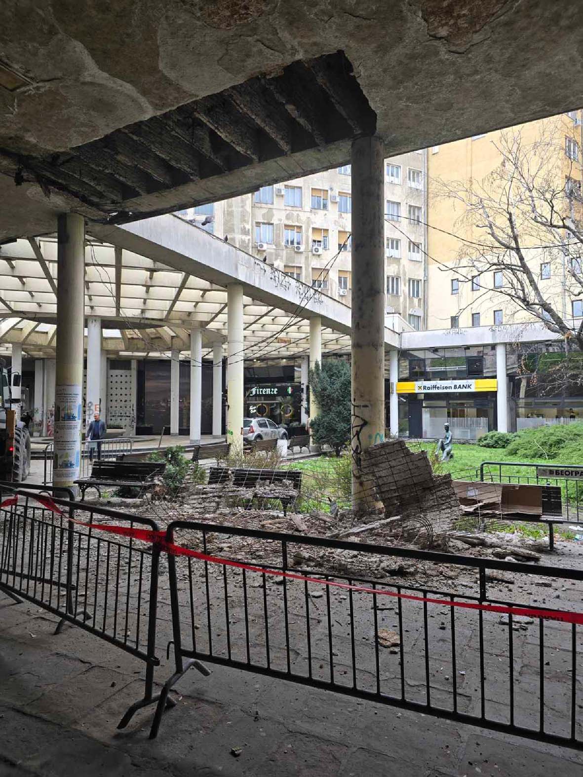 Obrušio se deo plafona Bezistana u centru Beograda (FOTO) 2 Obrušio se deo plafona Bezistana u centru Beograda (FOTO) 2