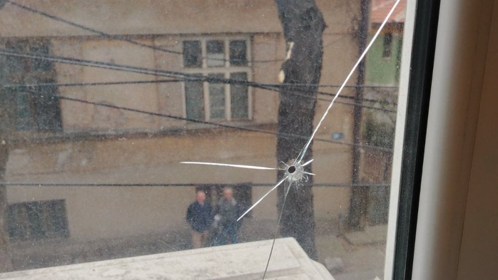 Oštećeni prozor na stanu dr Dragana Milića "Teroristi, kriminalci i zlo": Od četiri javne ličnosti u Nišu koje je Aleksandar Vučić targetirao, dve zatražile policijsku zaštitu, ali je nisu dobile 6