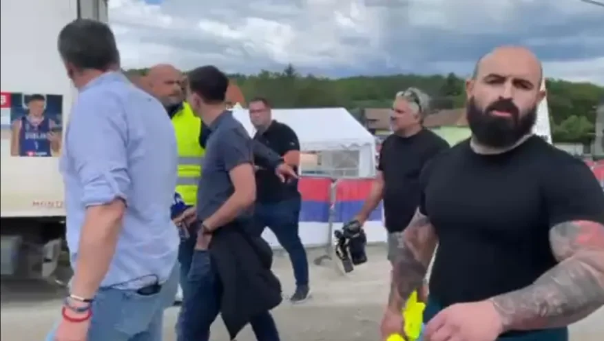 Napad pristalica SNS na ekipu N1 i novinara "Glasa Zaječara" u Jelašnici (VIDEO) 1 Napad pristalica SNS na ekipu N1 i novinara "Glasa Zaječara" u Jelašnici (VIDEO) 1