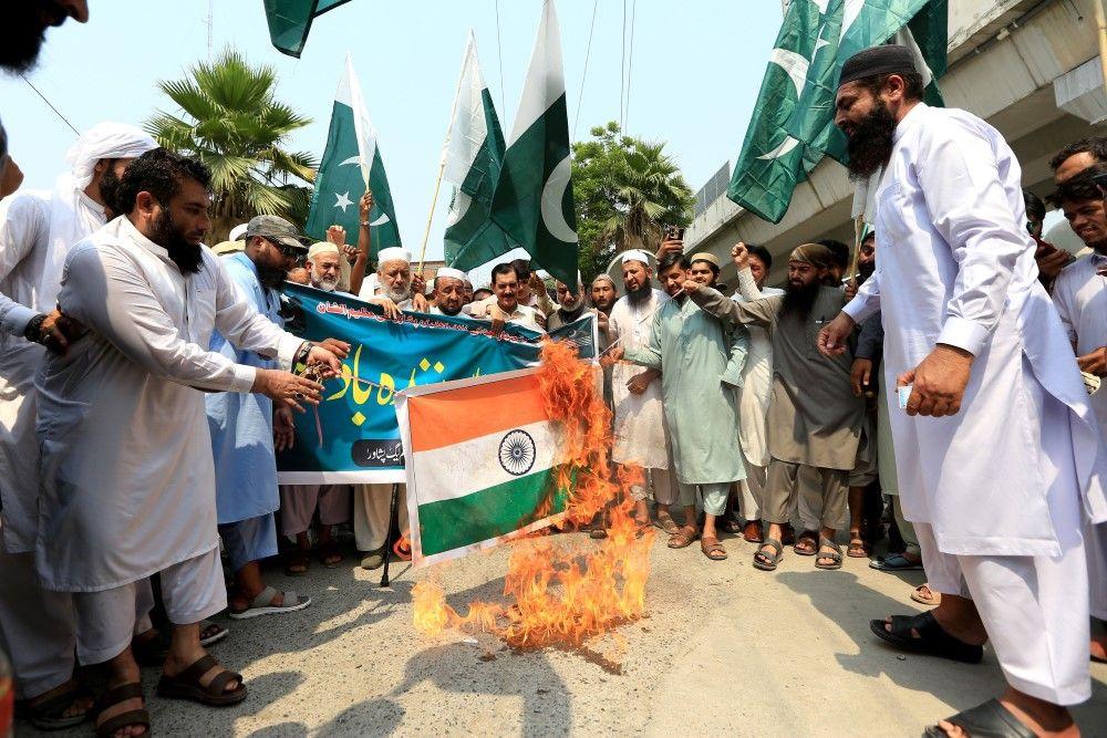 Indija i Pakistan pristali na momentalni prekid vatre, ali ima kršenja 3 indija, pakistan, sukob indije i pakistana, pakoistanci spaljuju indijsku zastavu