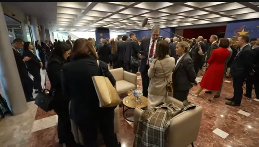 Svi su tu - Vučić, Zelenski, Erdogan, Merc, Rute, Orban, Fon der Lajen...: Samit Evropske političke zajednice u Tirani i brojne kritike na račun Putina (FOTO, VIDEO) 7 Svi su tu - Vučić, Zelenski, Erdogan, Merc, Rute, Orban, Fon der Lajen...: Samit Evropske političke zajednice u Tirani i brojne kritike na račun Putina (FOTO, VIDEO) 7