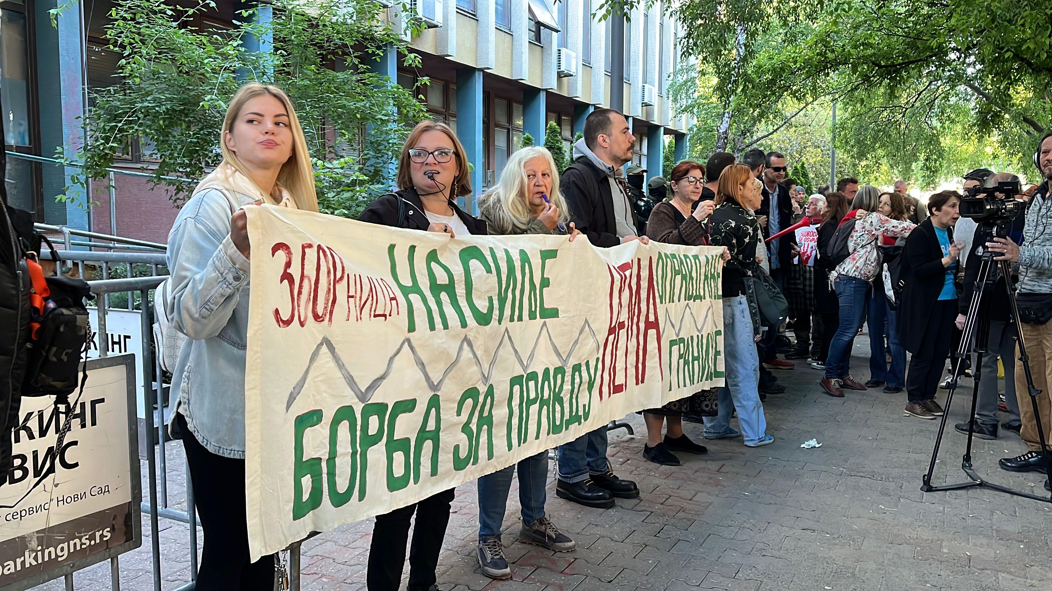 'Novosadska šestorka': Nastavljena blokada suda, stanje Marije Vasić 'bolje' 7 Građani pred zgradom suda u Novom Sadu na blokadi podrške pritvorenim aktivistima