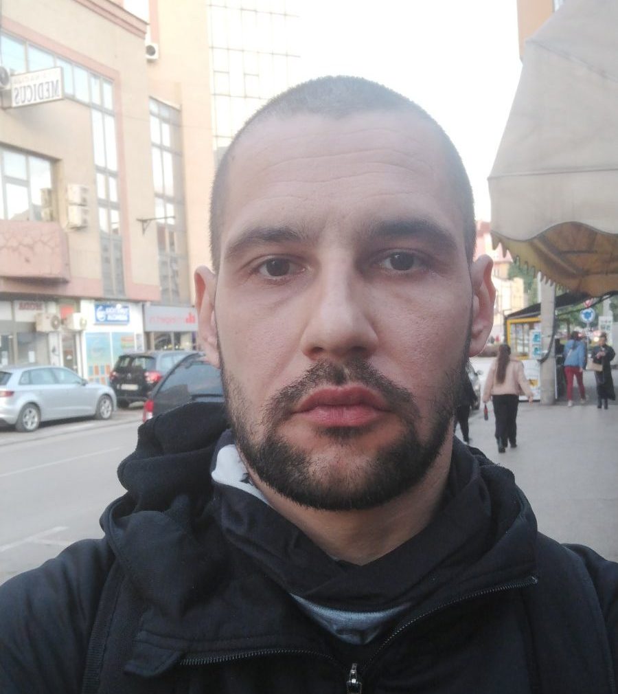 Boris Gerov Nišliju fizički napala grupa pristalica vlasti zbog transparenta: Policajci prisustvovali napadu i nisu reagovali 2