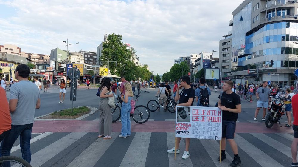 Blokade 30 raskrsnica u Novom Sadu: Manji incident na Limanskoj pijaci i potpisi za krivičnu prijavu protiv predsednice Skupštine grada (VIDEO, FOTO) 1 Blokade 30 raskrsnica u Novom Sadu: Manji incident na Limanskoj pijaci i potpisi za krivičnu prijavu protiv predsednice Skupštine grada (VIDEO, FOTO) 1