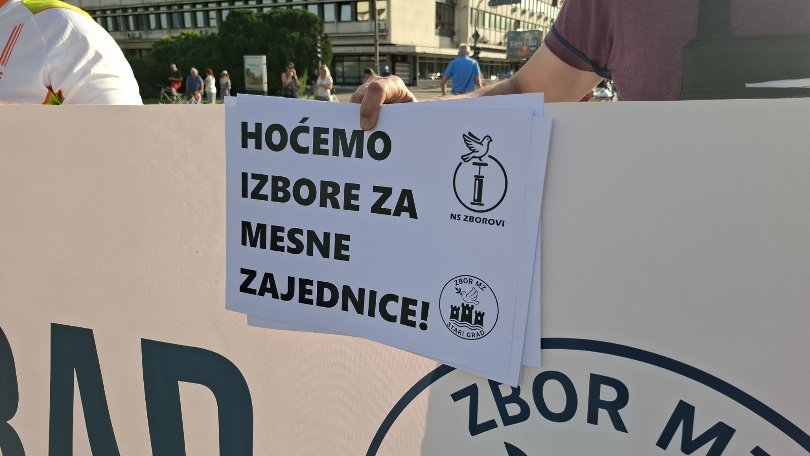 Blokade 30 raskrsnica u Novom Sadu: Manji incident na Limanskoj pijaci i potpisi za krivičnu prijavu protiv predsednice Skupštine grada (VIDEO, FOTO) 2 Blokade 30 raskrsnica u Novom Sadu: Manji incident na Limanskoj pijaci i potpisi za krivičnu prijavu protiv predsednice Skupštine grada (VIDEO, FOTO) 2
